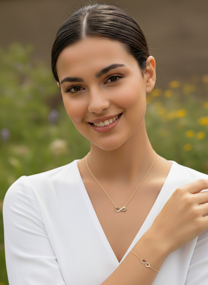 Colgante Infinito con incrustaciones de Swarovski en plata de ley chapada en oro.