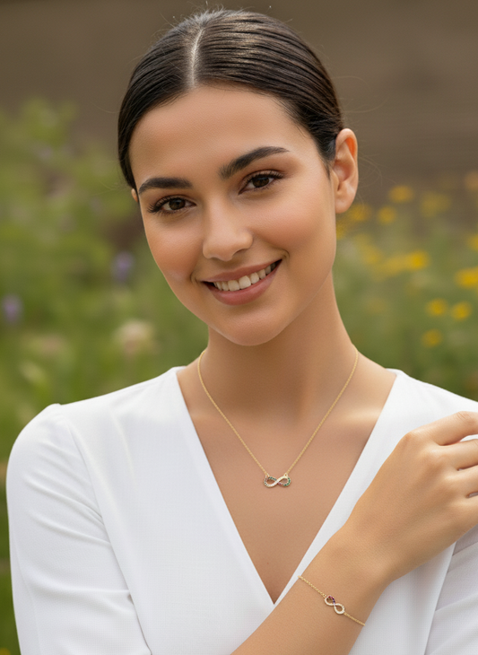 Colgante Infinito con incrustaciones de Swarovski en plata de ley chapada en oro.