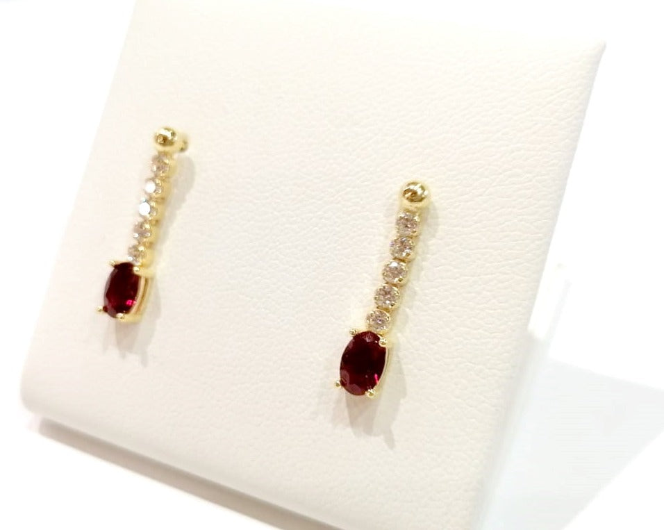 Pendientes estilo riviere de plata de ley chapados en oro de 18 quilates con Swarovski y motivo en circonita natural roja.